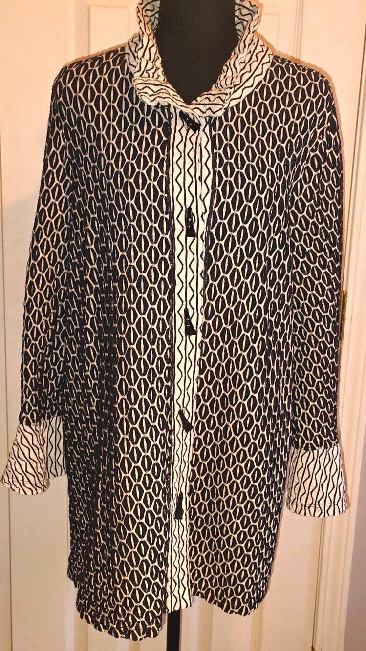 Ali Miles 1X Black & White Textured Bubble Knit Wire Collar Toggle Button Jacket